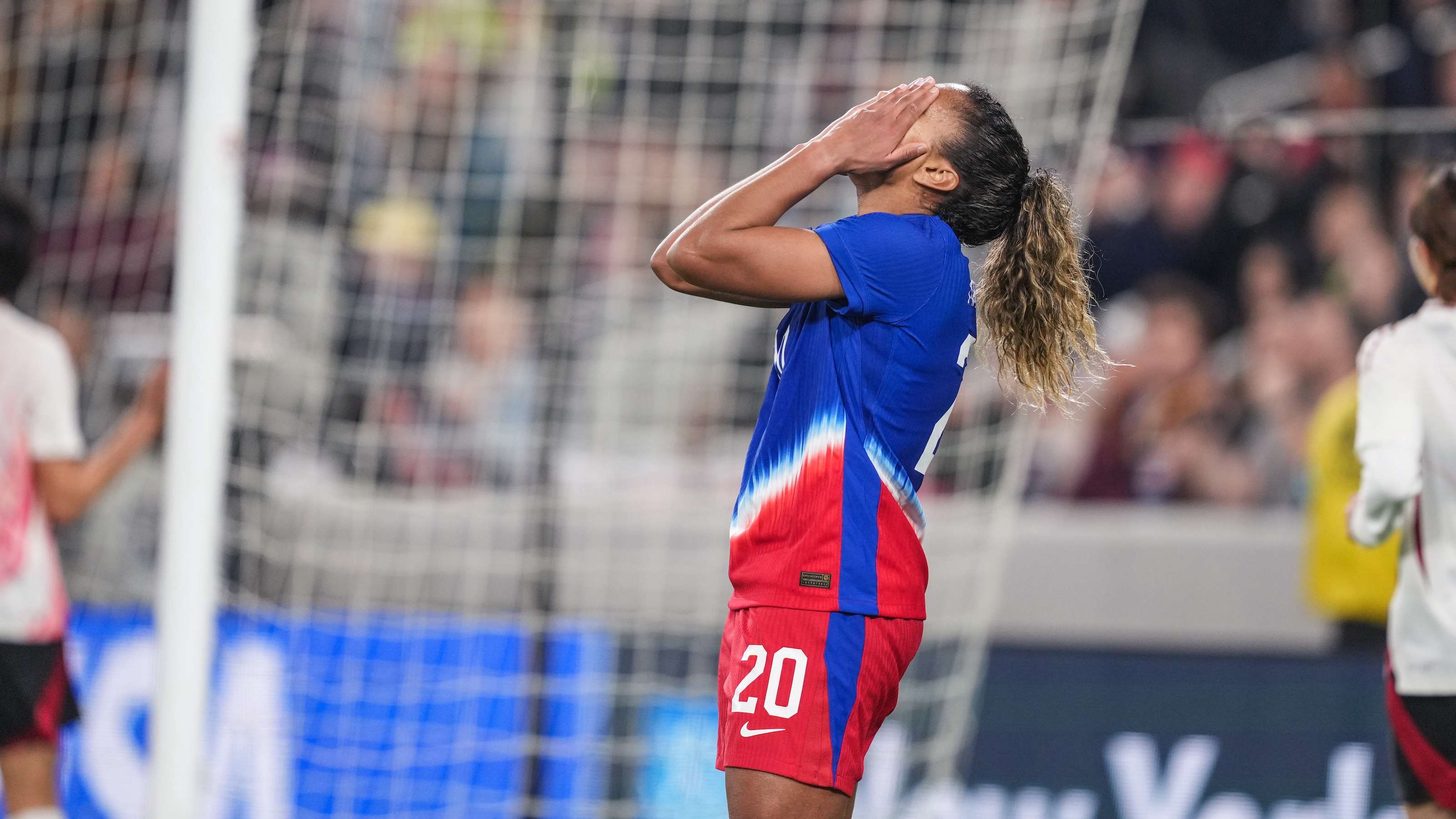 羅伊斯前往洛杉磯接受體檢並簽約洛杉磯銀河兩年.